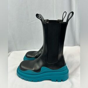 BOTTEGA VENETA
Bottega Veneta Tire Chelsea Boots